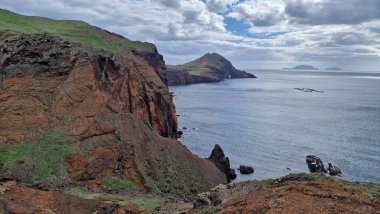 Madeira Adası 'ndaki Saint Laurent Yarımadası engebeli uçurumları ve nefes kesici kıyı manzaralarıyla tanınan çarpıcı bir doğal bölge. Ziyaretçiler Atlantik Okyanusu 'nun güzelliğinin tadını çıkarmak için buraya akın ediyorlar..