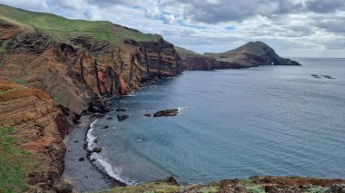 Madeira Adası 'ndaki Saint Laurent Yarımadası engebeli uçurumları ve nefes kesici kıyı manzaralarıyla tanınan çarpıcı bir doğal bölge. Ziyaretçiler Atlantik Okyanusu 'nun güzelliğinin tadını çıkarmak için buraya akın ediyorlar..
