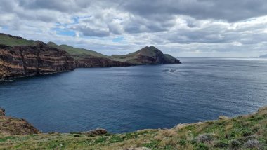 Madeira Adası 'ndaki Saint Laurent Yarımadası engebeli uçurumları ve nefes kesici kıyı manzaralarıyla tanınan çarpıcı bir doğal bölge. Ziyaretçiler Atlantik Okyanusu 'nun güzelliğinin tadını çıkarmak için buraya akın ediyorlar..