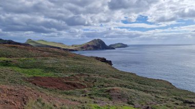 Madeira Adası 'ndaki Saint Laurent Yarımadası engebeli uçurumları ve nefes kesici kıyı manzaralarıyla tanınan çarpıcı bir doğal bölge. Ziyaretçiler Atlantik Okyanusu 'nun güzelliğinin tadını çıkarmak için buraya akın ediyorlar..