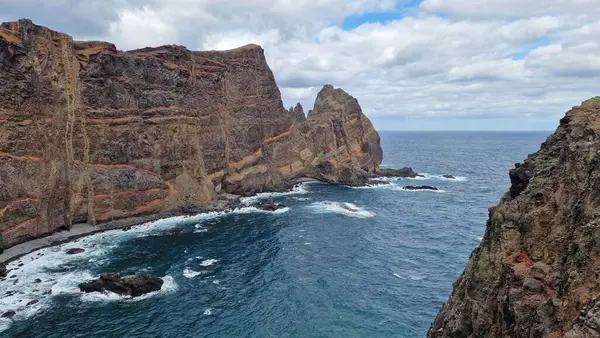 Madeira Adası 'ndaki Saint Laurent Yarımadası engebeli uçurumları ve nefes kesici kıyı manzaralarıyla tanınan çarpıcı bir doğal bölge. Ziyaretçiler Atlantik Okyanusu 'nun güzelliğinin tadını çıkarmak için buraya akın ediyorlar..