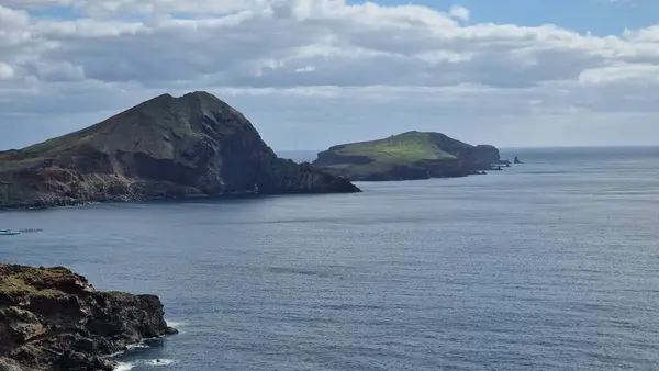Madeira Adası 'ndaki Saint Laurent Yarımadası engebeli uçurumları ve nefes kesici kıyı manzaralarıyla tanınan çarpıcı bir doğal bölge. Ziyaretçiler Atlantik Okyanusu 'nun güzelliğinin tadını çıkarmak için buraya akın ediyorlar..