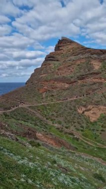 Madeira 'nın göz kamaştırıcı St. Lawrence Yarımadası' nı keşfedin. Madeira 'daki nefes kesici So Loureno Yarımadası' nı keşfedin. Engebeli uçurumların, kristal berrak suların ve panoramik okyanus manzaralarının büyüleyici bir karışımı..