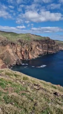 Madeira 'nın göz kamaştırıcı St. Lawrence Yarımadası' nı keşfedin. Madeira 'daki nefes kesici So Loureno Yarımadası' nı keşfedin. Engebeli uçurumların, kristal berrak suların ve panoramik okyanus manzaralarının büyüleyici bir karışımı..