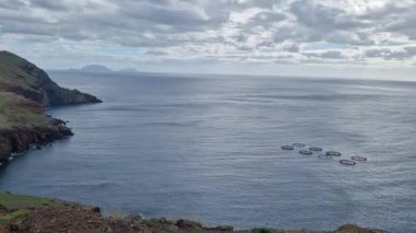 Madeira 'nın göz kamaştırıcı St. Lawrence Yarımadası' nı keşfedin. Madeira 'daki nefes kesici So Loureno Yarımadası' nı keşfedin. Engebeli uçurumların, kristal berrak suların ve panoramik okyanus manzaralarının büyüleyici bir karışımı..