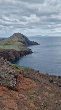 Madeira 'nın göz kamaştırıcı St. Lawrence Yarımadası' nı keşfedin. Madeira 'daki nefes kesici So Loureno Yarımadası' nı keşfedin. Engebeli uçurumların, kristal berrak suların ve panoramik okyanus manzaralarının büyüleyici bir karışımı..