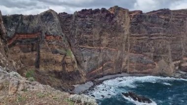 Madeira 'nın göz kamaştırıcı St. Lawrence Yarımadası' nı keşfedin. Madeira 'daki nefes kesici So Loureno Yarımadası' nı keşfedin. Engebeli uçurumların, kristal berrak suların ve panoramik okyanus manzaralarının büyüleyici bir karışımı..