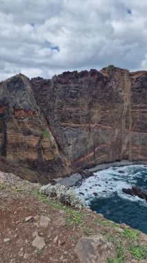 Madeira 'nın göz kamaştırıcı St. Lawrence Yarımadası' nı keşfedin. Madeira 'daki nefes kesici So Loureno Yarımadası' nı keşfedin. Engebeli uçurumların, kristal berrak suların ve panoramik okyanus manzaralarının büyüleyici bir karışımı..