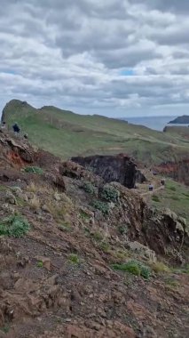 Madeira 'nın göz kamaştırıcı St. Lawrence Yarımadası' nı keşfedin. Madeira 'daki nefes kesici So Loureno Yarımadası' nı keşfedin. Engebeli uçurumların, kristal berrak suların ve panoramik okyanus manzaralarının büyüleyici bir karışımı..