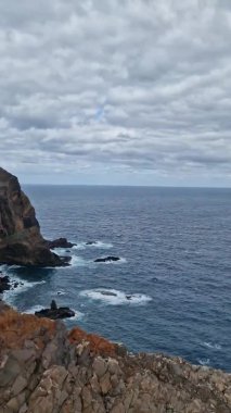 Madeira 'nın göz kamaştırıcı St. Lawrence Yarımadası' nı keşfedin. Madeira 'daki nefes kesici So Loureno Yarımadası' nı keşfedin. Engebeli uçurumların, kristal berrak suların ve panoramik okyanus manzaralarının büyüleyici bir karışımı..