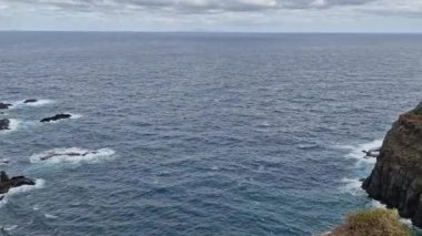 Madeira 'nın göz kamaştırıcı St. Lawrence Yarımadası' nı keşfedin. Madeira 'daki nefes kesici So Loureno Yarımadası' nı keşfedin. Engebeli uçurumların, kristal berrak suların ve panoramik okyanus manzaralarının büyüleyici bir karışımı..