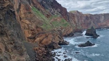 Madeira 'nın göz kamaştırıcı St. Lawrence Yarımadası' nı keşfedin. Madeira 'daki nefes kesici So Loureno Yarımadası' nı keşfedin. Engebeli uçurumların, kristal berrak suların ve panoramik okyanus manzaralarının büyüleyici bir karışımı..