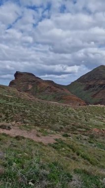 Madeira 'nın göz kamaştırıcı St. Lawrence Yarımadası' nı keşfedin. Madeira 'daki nefes kesici So Loureno Yarımadası' nı keşfedin. Engebeli uçurumların, kristal berrak suların ve panoramik okyanus manzaralarının büyüleyici bir karışımı..