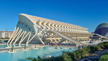 Valencias Sanat ve Bilim Şehri 'ni keşfedin. Her yaş için bilim, sanat ve eğlence sunan modern bir mimari harikası. Etkileşimli sergilere, ikonik yapılara ve Valencia 'nın kalbindeki unutulmaz görüntülere dalın.!