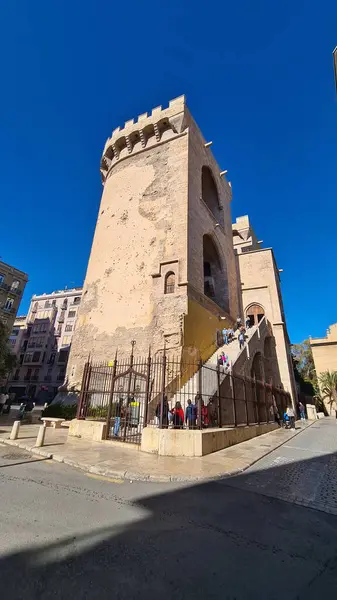 Büyüleyici eski Valencia turumuza katılın! İpek Borsası ve Valencia Katedrali gibi ikonik yapıları keşfet ve uzman rehberlerimizle 2000 yıllık tarihi gün ışığına çıkar. Unutulmaz bir deneyim için rezervasyon.!
