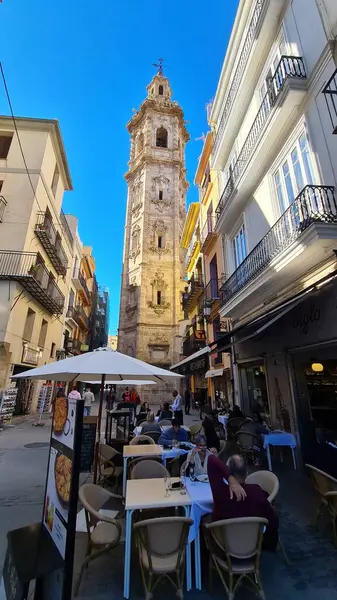 Büyüleyici eski Valencia turumuza katılın! İpek Borsası ve Valencia Katedrali gibi ikonik yapıları keşfet ve uzman rehberlerimizle 2000 yıllık tarihi gün ışığına çıkar. Unutulmaz bir deneyim için rezervasyon.!