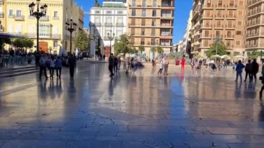 Büyüleyici eski Valencia turumuza katılın! İpek Borsası ve Valencia Katedrali gibi ikonik yapıları keşfet ve uzman rehberlerimizle 2000 yıllık tarihi gün ışığına çıkar. Unutulmaz bir deneyim için rezervasyon.!
