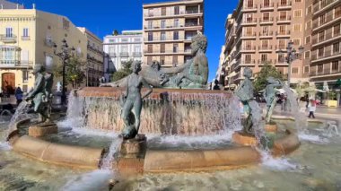 Büyüleyici eski Valencia turumuza katılın! İpek Borsası ve Valencia Katedrali gibi ikonik yapıları keşfet ve uzman rehberlerimizle 2000 yıllık tarihi gün ışığına çıkar. Unutulmaz bir deneyim için rezervasyon.!