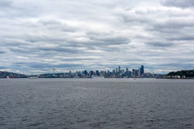 Seattle 'ın panoramik manzarası ufuk çizgisi ve deniz manzarası, sudan izleniyor.