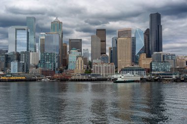 Seattle 'ın panoramik manzarası ufuk çizgisi ve deniz manzarası, sudan izleniyor.