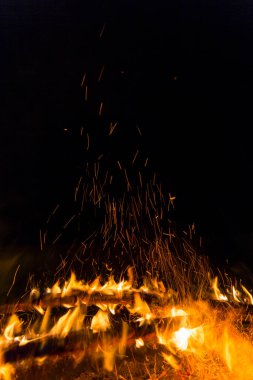 Sıcak pırıltılı yaşamak-yanan kömürlerin fotoğrafı