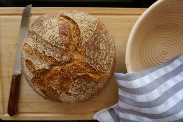Tahta bir mutfak havlusunda somun ekmek.
