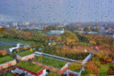 Yağmur damlaları penceresinde Kapat