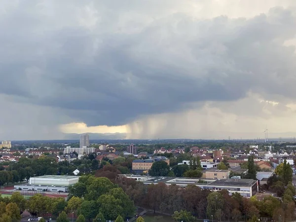 Arka planda büyük bir fırtınanın güzel manzarası, yağmurlu bulutlu gökyüzü.