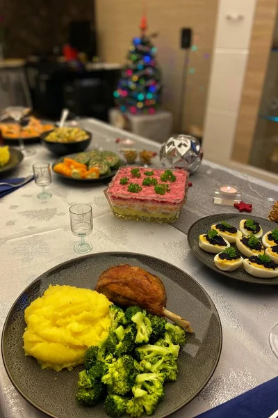 Farklı atıştırmalıklar ve aperatiflerle dolu Noel masası.