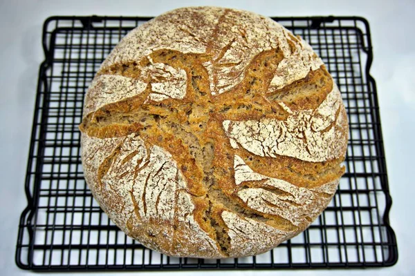 Izgarada bir somun taze ekmek.