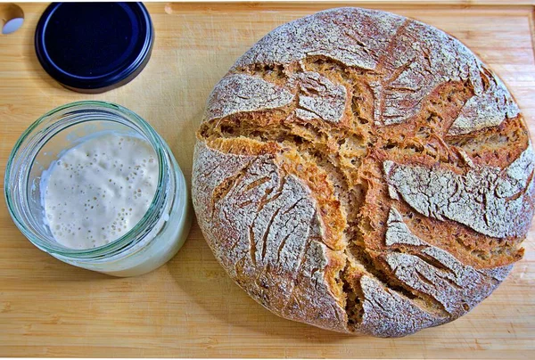 Tahtada taze ekmek ve ekşi ekmek.