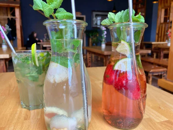 summer cocktails with strawberries and mint
