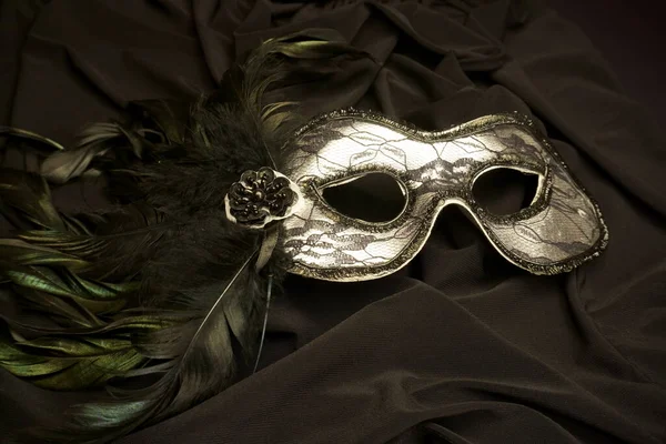 Siyah arkaplanda Venedik maskesi, yakın plan