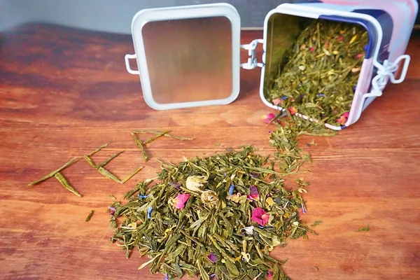 Tahta çay kutusunda kurutulmuş bitki çayı.