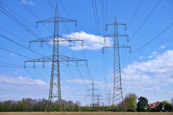 iki yüksek voltajlı elektrik direği mavi gökyüzü