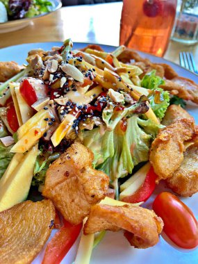 Tavuk ve sebzeli salata.