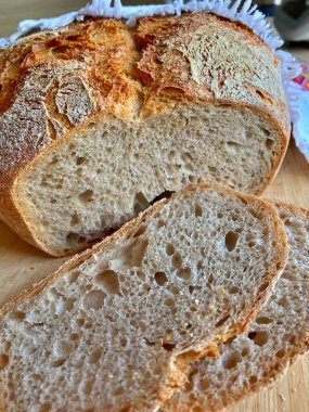 Yeni pişmiş ev yapımı ekmek dilimi.