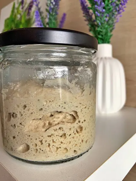 Çiğ ekşi ekmek. Ev yapımı ekmek.