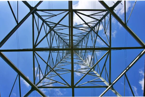 Aşağıdan yüksek voltajlı elektrik hatları