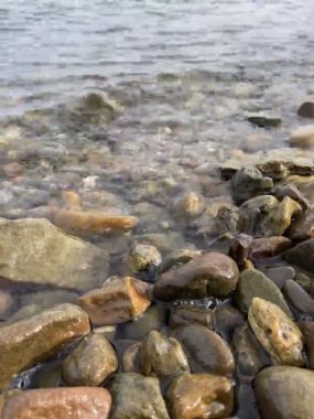 Kayaların üzerinde akan su