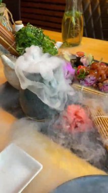 Sis ile inanılmaz suşi sunumu