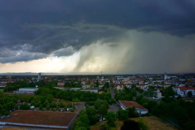 Şehrin üzerinde fırtına bulutları 