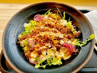 Tavuk ve sebzeli Asya salatası.