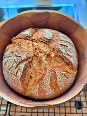 Demir bir tencerede taze pişmiş ekmek