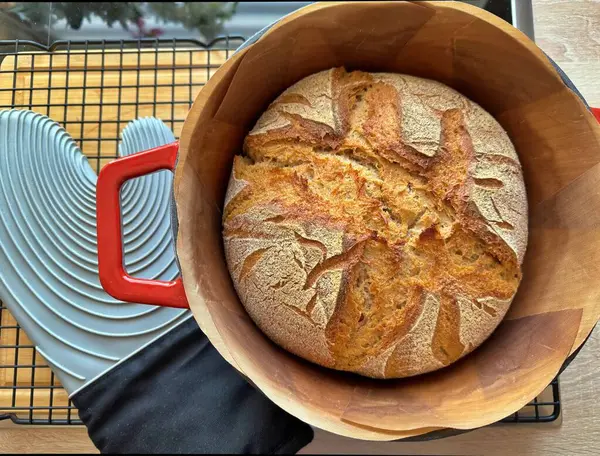 Demir bir tavada taze pişmiş ekmek. 