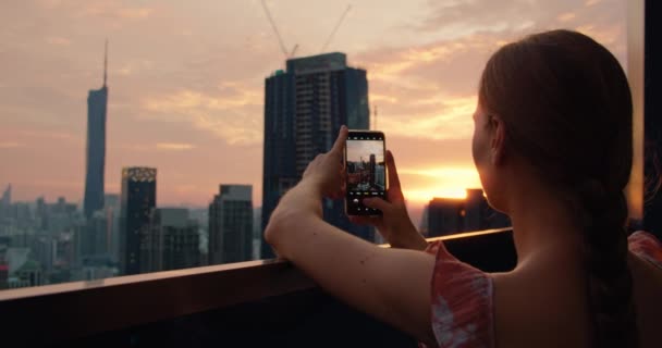 Туристична Жінка Фотографує Хмарочоси Заході Сонця Столиці Малайзії Даху Багатоквартирного — стокове відео