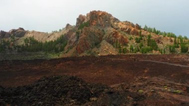 Dev volkanik dağların arasında çölde gün batımı. Teide Ulusal Parkı 'nın güzel çorak yatakları turistler arasında ünlü bir yerdir. Yalnızlık, huzur, sükunet, uzaklık kavramı.