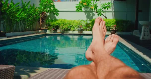 Männliche Haarige Füße Auf Dem Hintergrund Des Schwimmbades Männerbeine Sonnenbad — Stockvideo