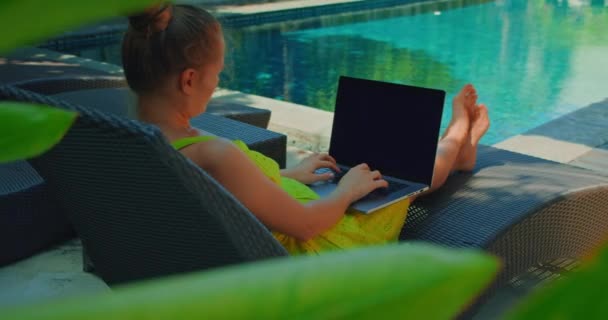 Venkovní Záběry Ženy Šatech Odpočívající Lehátku Dálkové Psaní Notebooku Bazénu — Stock video