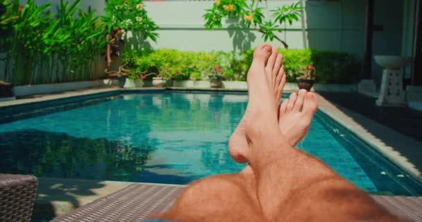 Entspannter Mann Pool Urlaub Standpunkt Pov Männliche Füße Auf Dem — Stockvideo